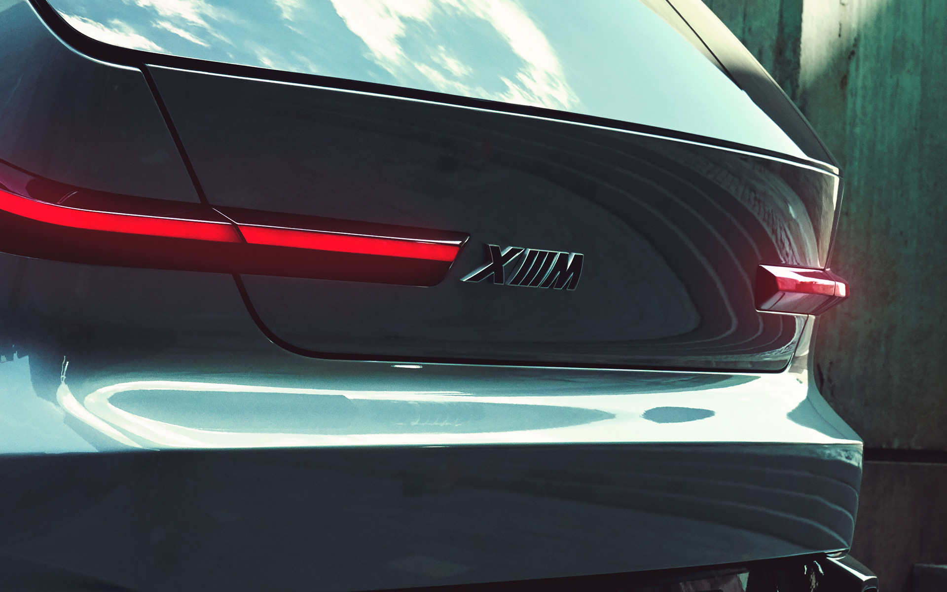BMW Concept XM (G09) Tričetrtinski stoječi pogled od zadaj logotip XM od blizu BMW Concept XM (G09) Tričetrtinski stoječi pogled od zadaj logotip XM od blizu