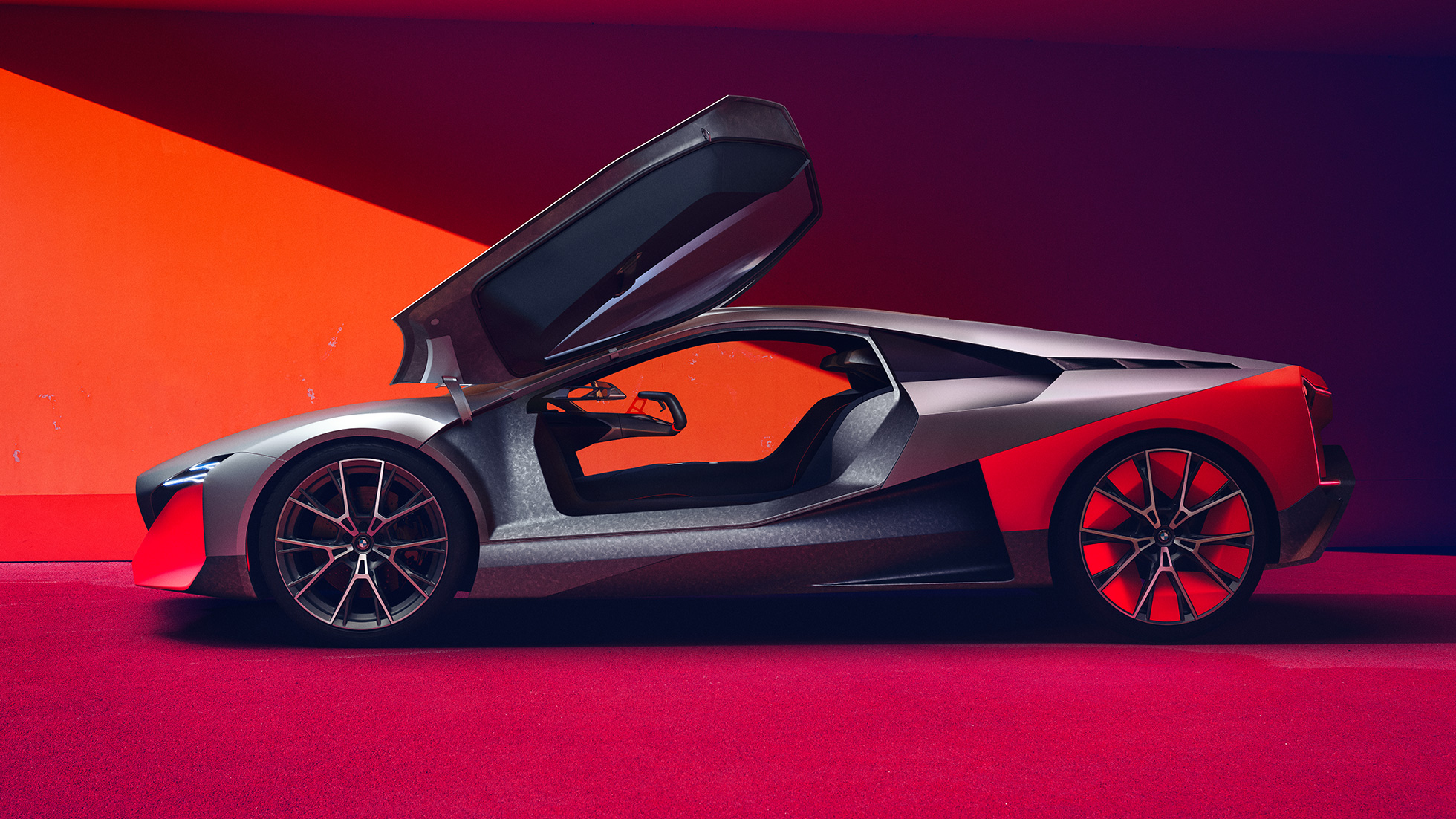 BMW Vision M NEXT, stranski pogled BMW Vision M NEXT, stranski pogled, na mestu, odprta galebja vrata