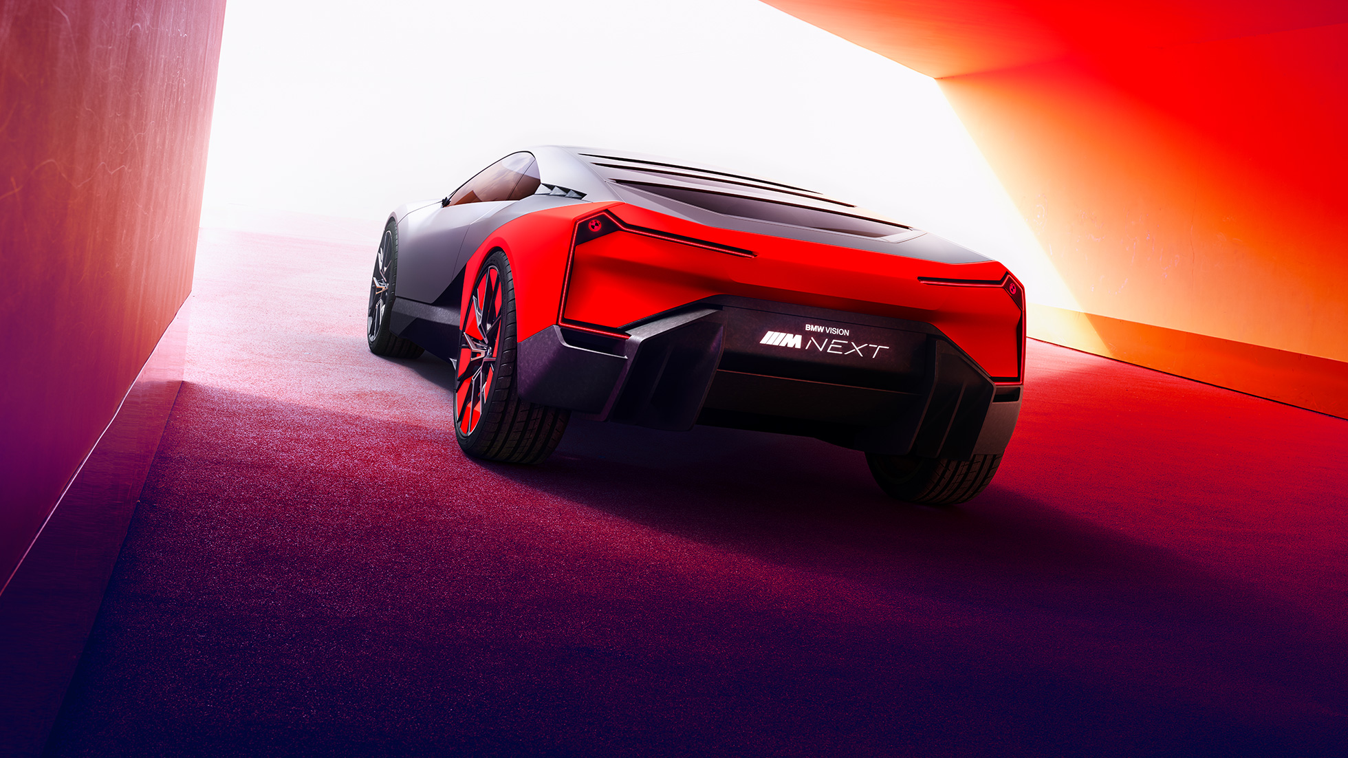 BMW Vision M NEXT, pogled od zadaj BMW Vision M NEXT, tričetrtinski pogled od zadaj, Hofmeistrov pregib
