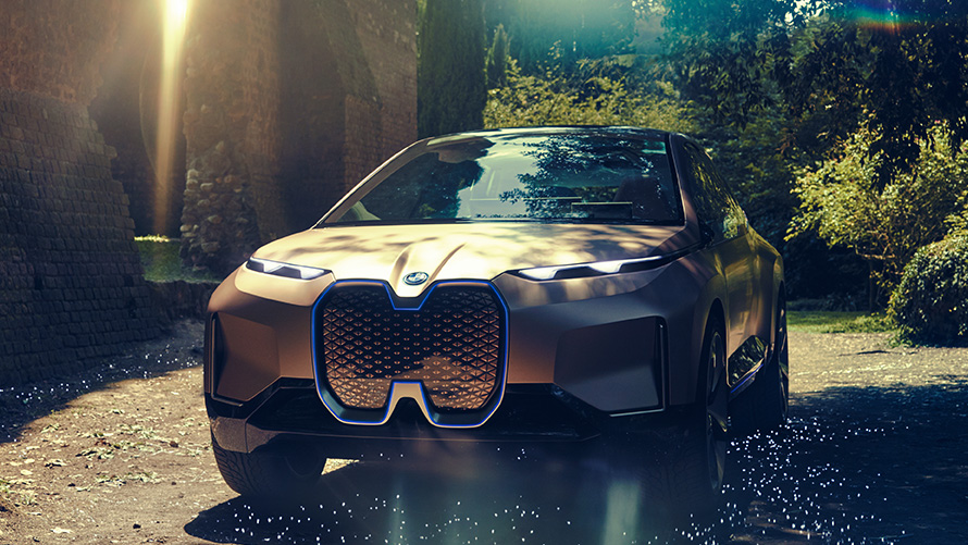 BMW Vision iNEXT pred gozdom BMW Vision iNEXT pred gozdom, tričetrtinski pogled od spredaj