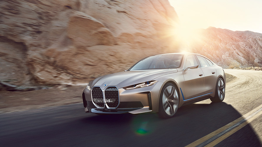 BMW i4 na snegu BMW i4 na snegu, tričetrtinski pogled od spredaj