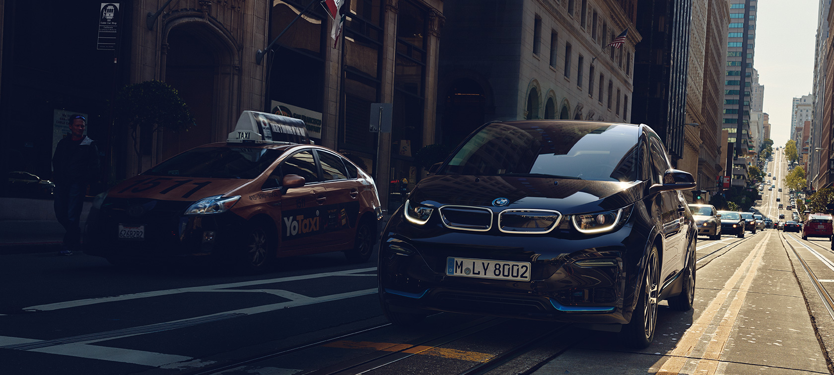 BMW i3 na cesti Električni avtomobili BMW, BMW i3 na cesti, tričetrtinski pogled od spredaj