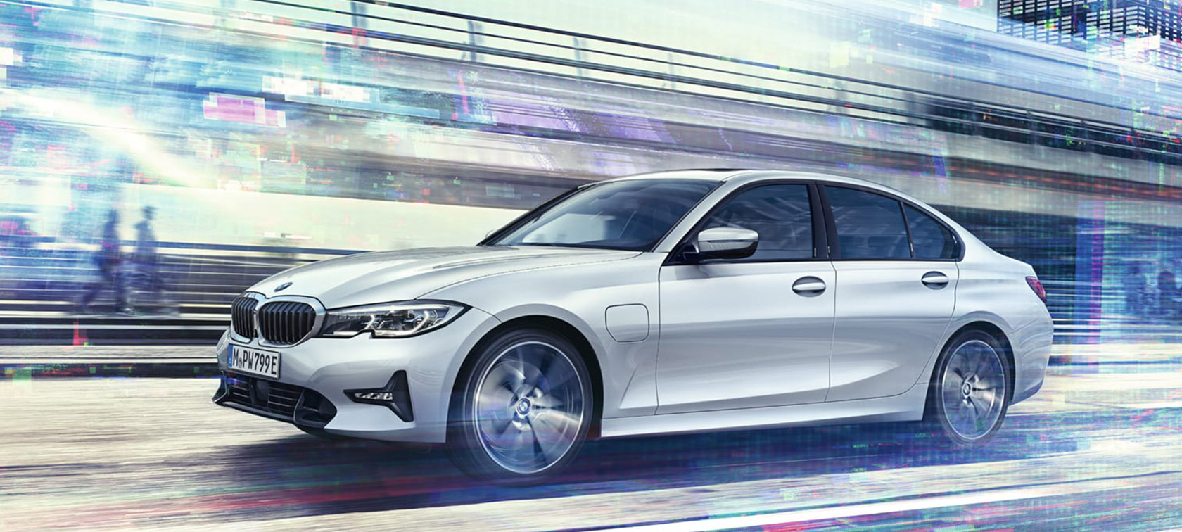Vozilo BMW pred mostom Inovativne digitalne storitve BMW, vozilo BMW pred mostom, tričetrtinski pogled