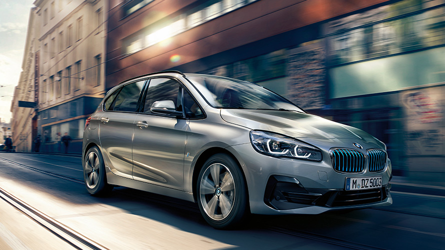 Hibridno vozilo BMW na cesti Priključni hibridi BMW, hibridno vozilo BMW na cesti, tričetrtinski pogled od spredaj