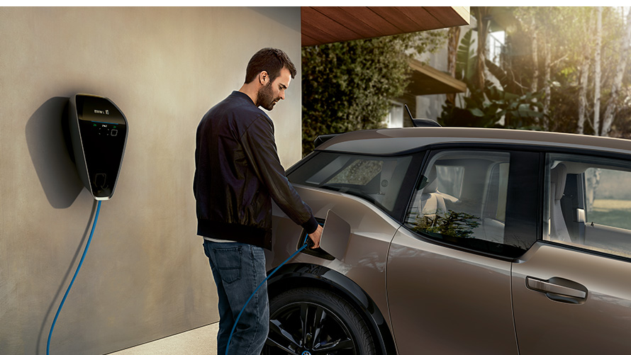 BMW i3s, moški pred polnilno postajo Polnjenje BMW, BMW i3s, moški pred polnilno postajo