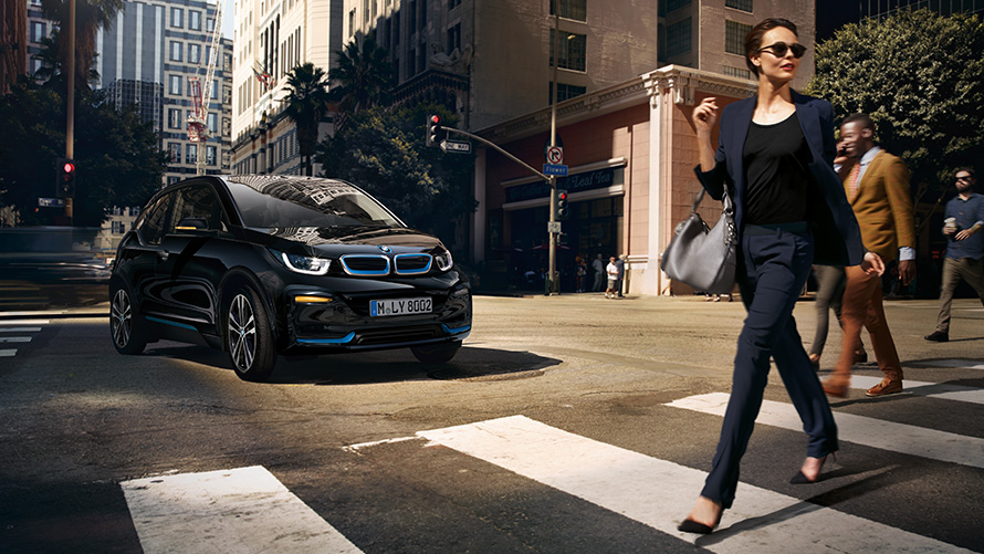 BMW i3s pred mestnim ozadjem Polnjenje BMW za vsakodnevno uporabo, BMW i3s pred mestnim ozadjem