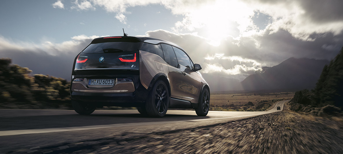 BMW i3s pred gorsko pokrajino Primer dosega BMW, BMW i3s pred gorsko pokrajino, tričetrtinski pogled od zadaj