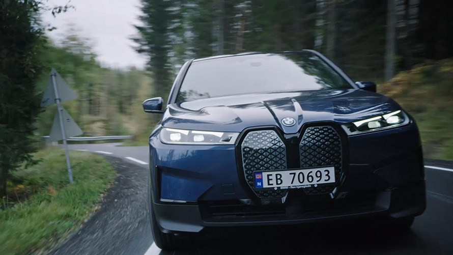 Udobje in užitek v vožnji z električnimi vozili BMW v videoposnetku Udobje in užitek v vožnji z električnimi vozili BMW v videoposnetku