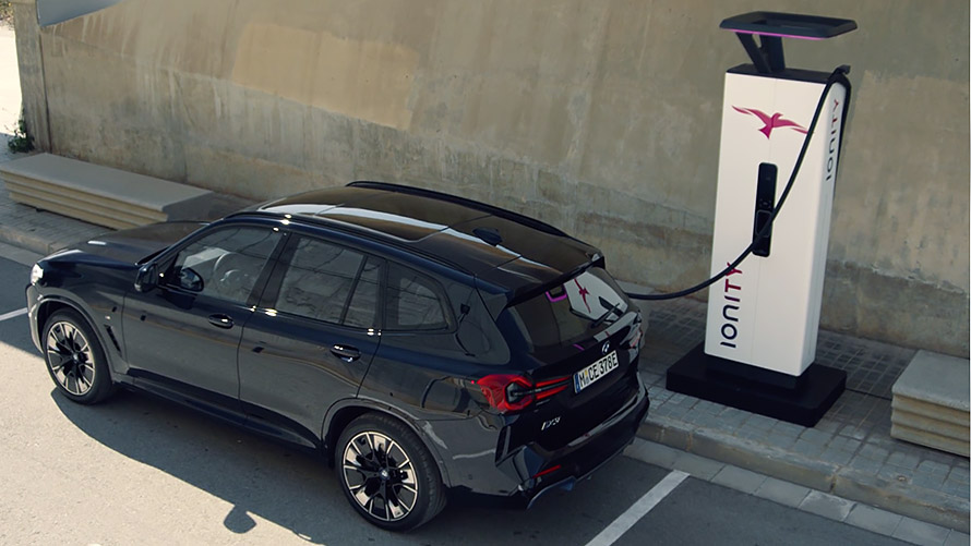 Električni avtomobili BMW, BMW iX3, javno polnjenje z BMW Charging, visokozmogljivo polnjenje, videoposnetek Električni avtomobili BMW, BMW iX3, javno polnjenje z BMW Charging, visokozmogljivo polnjenje, videoposnetek