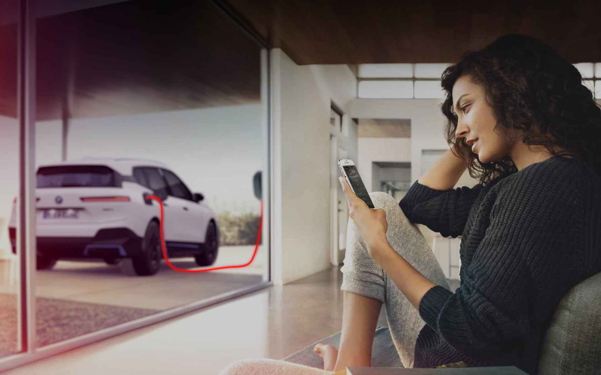 BMW iX, i20, polnjenje doma, ženska s pametnim telefonom