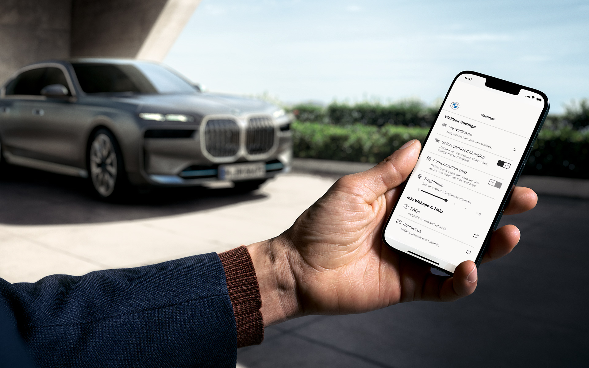 BMW i7, G70, pametni telefon v ospredju z aplikacijo My BMW