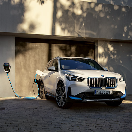 BMW iX1, U11, BEV, polnjenja pred garažo