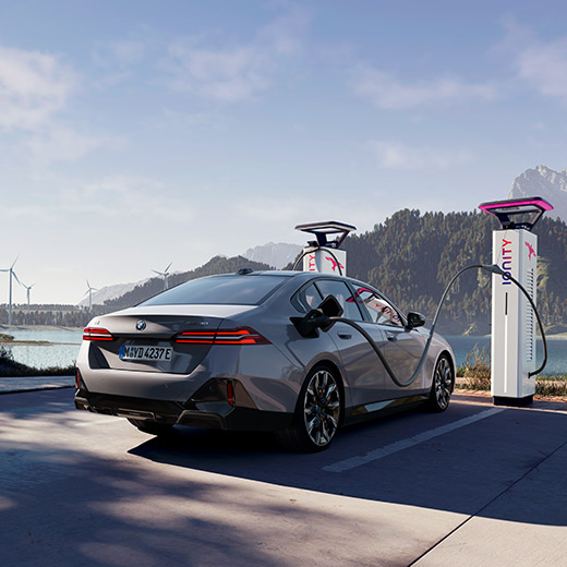 BMW i5 eDrive40, G60, pri polnilni postaji pred jezerom