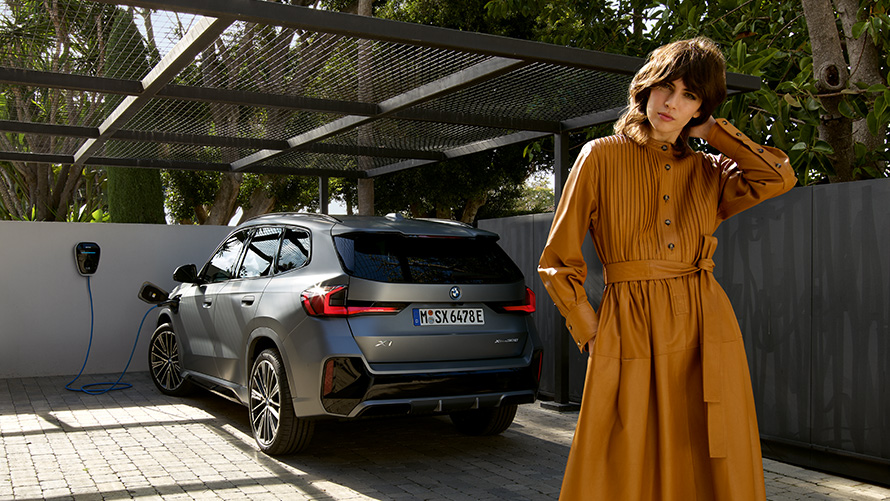 BMW X1 Plug-in Hybrid 2022 U11 Polnjenje od zadaj z modelom BMW X1 Plug-in Hybrid 2022 U11 Polnjenje od zadaj z modelom