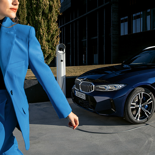 Polnjenje BMW, sprehajalka v ospredju