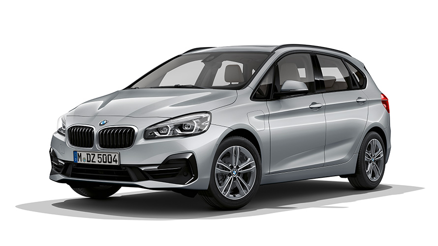 BMW 225xe Active Tourer, PHEV, tričetrtinski pogled od spredaj BMW 225xe Active Tourer, PHEV, studijski posnetek, tričetrtinski pogled od spredaj