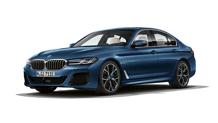 BMW serije 5 Limuzina, priključni hibrid, tričetrtinski pogled od spredaj BMW serije 5 Limuzina, priključni hibrid, studijski posnetek, tričetrtinski pogled od spredaj