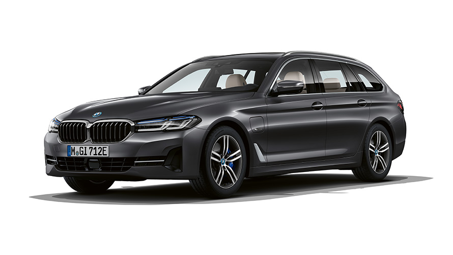 BMW serije 5 Touring, priključni hibrid, tričetrtinski pogled od spredaj BMW serije 5 Touring, priključni hibrid, studijski posnetek, tričetrtinski pogled od spredaj