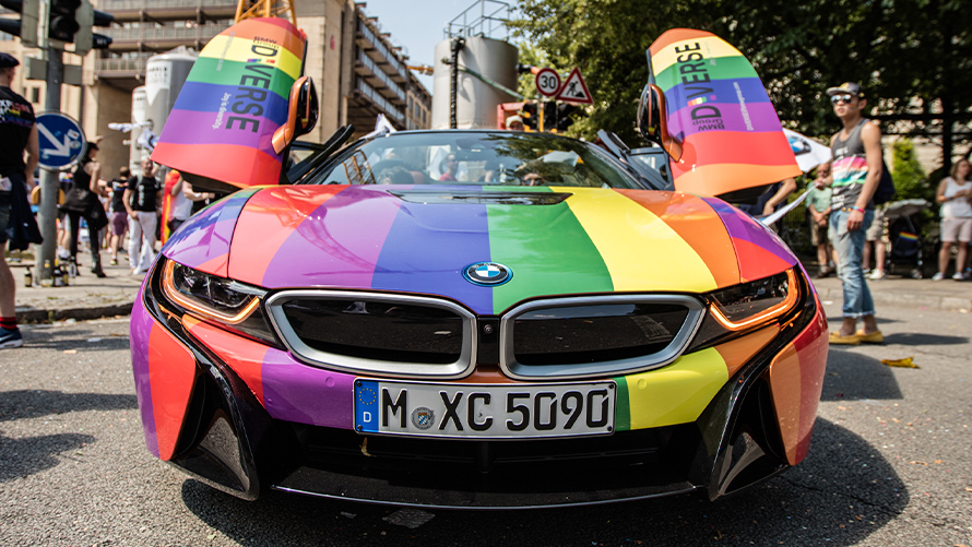 Trajnost BMW, raznolikost BMW Trajnost BMW, raznolikost BMW, pogled od spredaj na vozilo v mavričnih barvah z odprtimi dvižnimi vrati