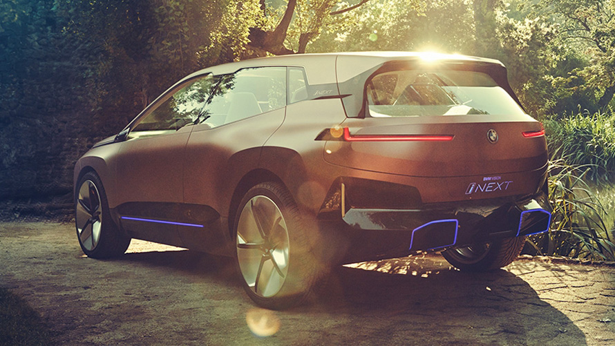 BMW Vision iNEXT pred gozdom BMW Vision iNEXT pred gozdom, tričetrtinski pogled od spredaj