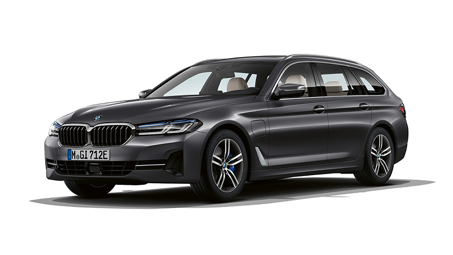 BMW serije 5 Touring, priključni hibrid, tričetrtinski pogled od spredaj BMW serije 5 Touring, priključni hibrid, studijski posnetek, tričetrtinski pogled od spredaj