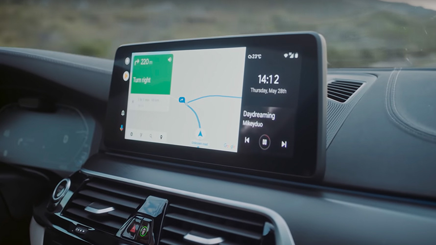 Funkcije in prednosti integracije pametnega telefona z Android Auto so razložene v video vadnici Funkcije in prednosti integracije pametnega telefona z Android Auto so razložene v video vadnici