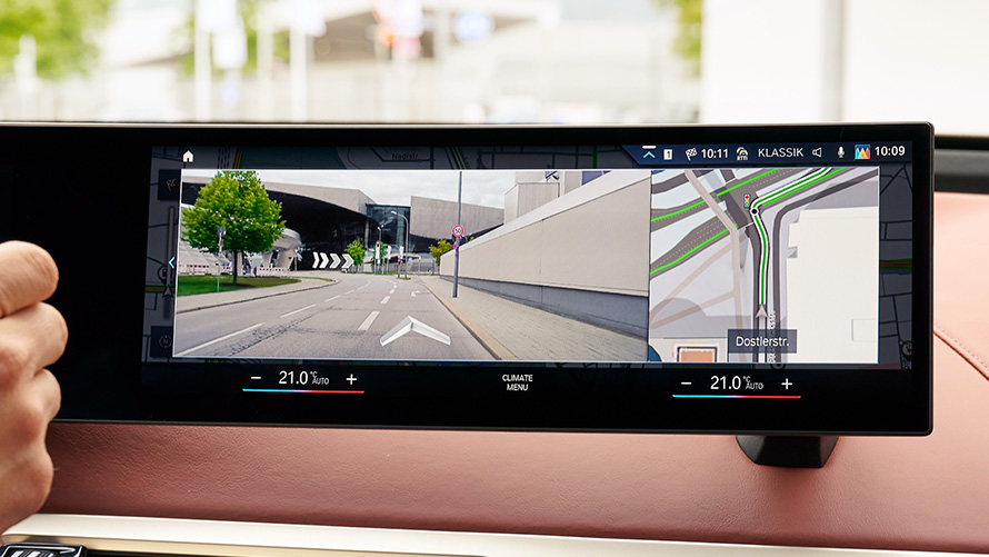 BMW Maps, Connected Navigation, ženska uporablja BMW Maps na pametnem telefonu doma BMW Maps, Connected Navigation, ženska uporablja BMW Maps na pametnem telefonu doma