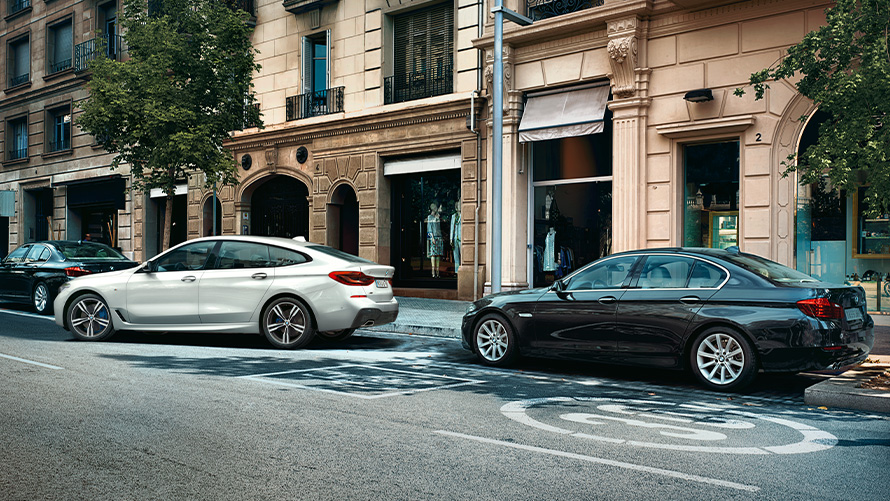 BMW Maps, Connected Parking BMW Maps, Connected Parking, BMW serije 6 Gran Turismo bele barve med parkiranjem