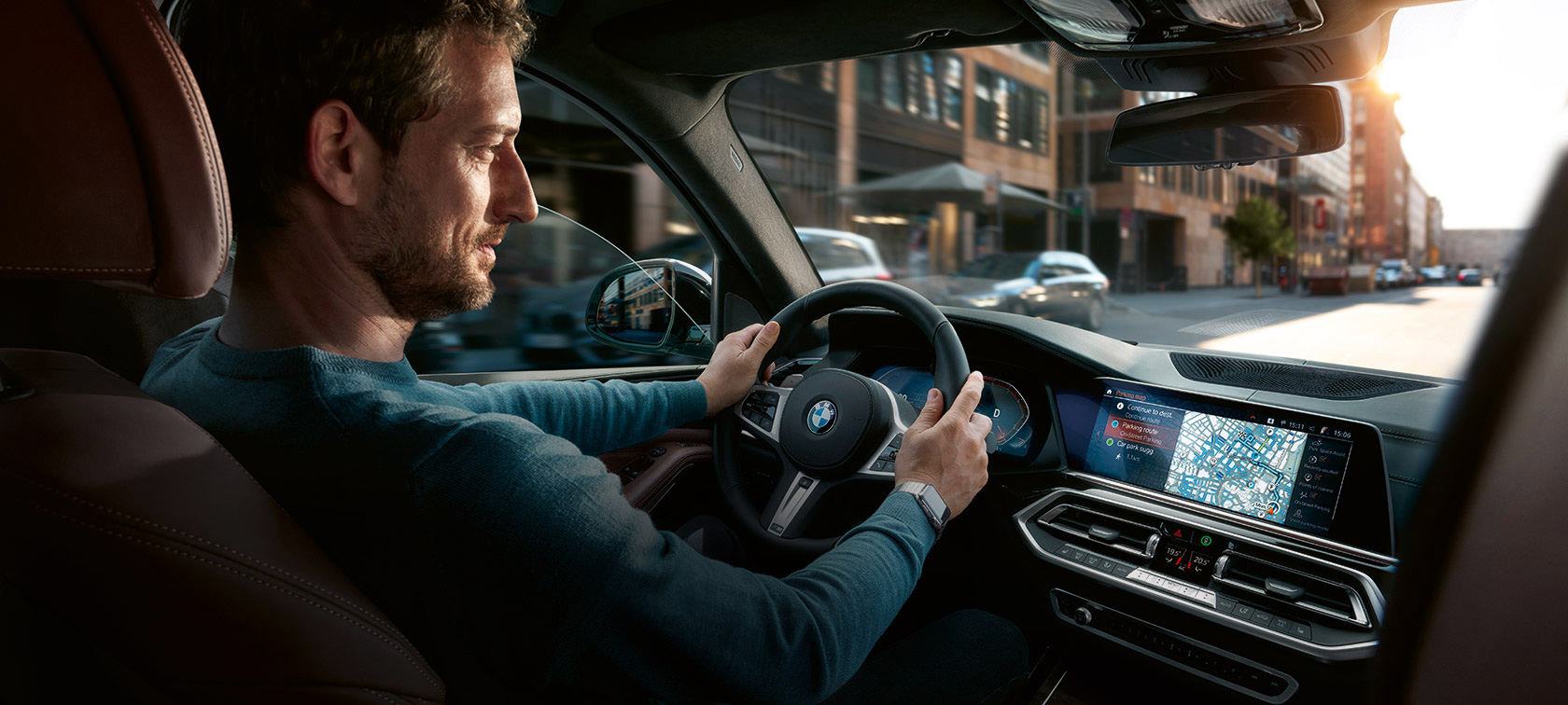 Navigacija BMW Maps Moški za volanom BMW z navigacijo BMW Maps na nadzornem prikazovalniku