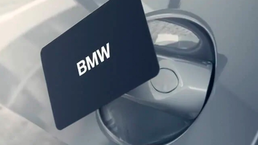 BMW KeyCard Moški odpira svoj BMW z BMW KeyCard kot digitalnim ključem