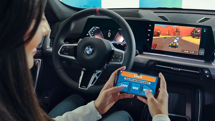 Ženska igra igro na ukrivljenem zaslonu BMW Notranjost BMW, ženska igra igro na ukrivljenem zaslonu BMW