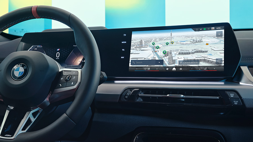 BMW Maps na ukrivljenem zaslonu BMW BMW Maps na ukrivljenem zaslonu BMW v kokpitu vozila