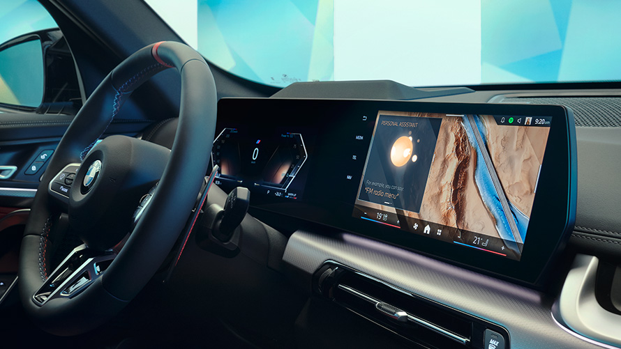 Notranjost BMW z zaslonom Notranjost BMW, kokpit z ukrivljenim zaslonom