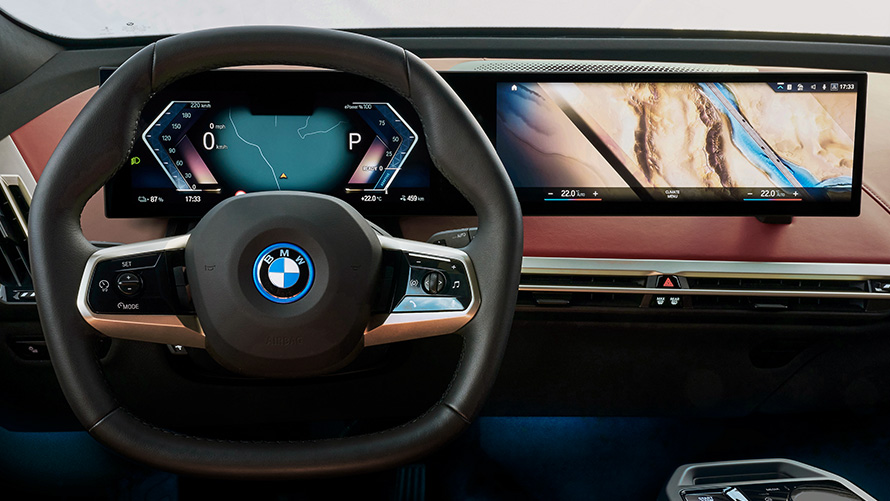 Ukrivljeni prikazovalnik BMW z BMW Maps in BMW Intelligent Personal Assistant iz BMW iDrive Ukrivljeni prikazovalnik BMW z BMW Maps in BMW Intelligent Personal Assistant iz BMW iDrive