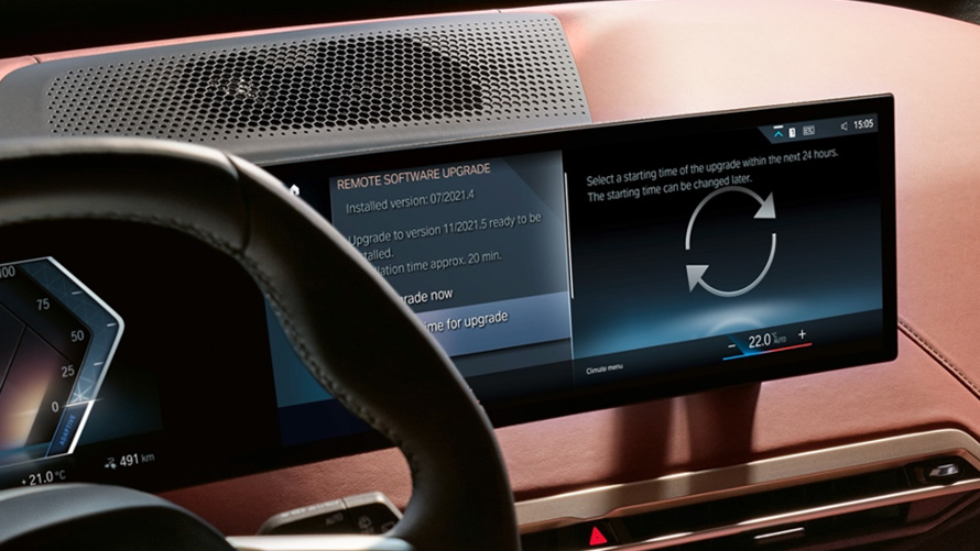 Oseba med vožnjo uporablja BMW Maps s posodobljenimi podatki o prometnih razmerah Oseba med vožnjo uporablja BMW Maps s posodobljenimi podatki o prometnih razmerah