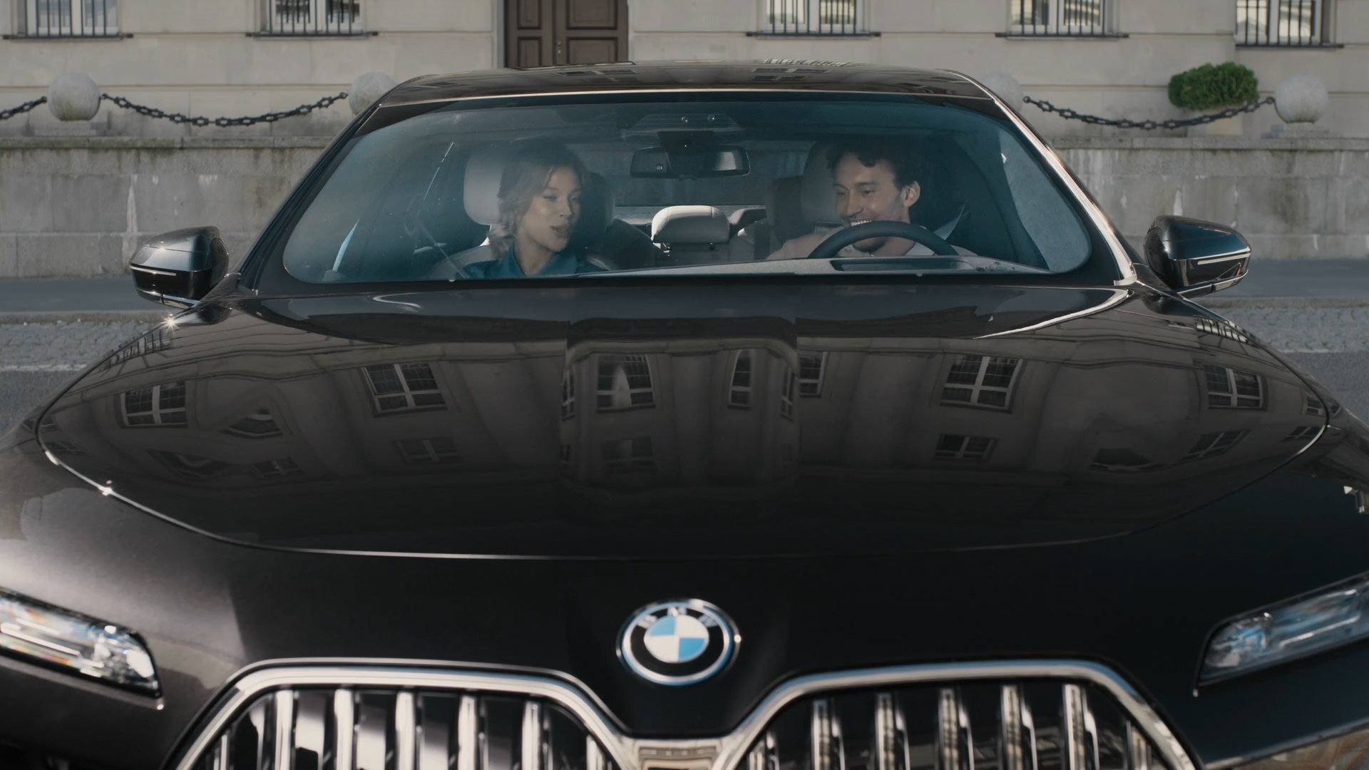 BMW iDrive Challenge Sightseeing BMW iDrive Challenge Sightseeing G70 pogled od spredaj, dve osebi gledata na ukrivljen zaslon BMW