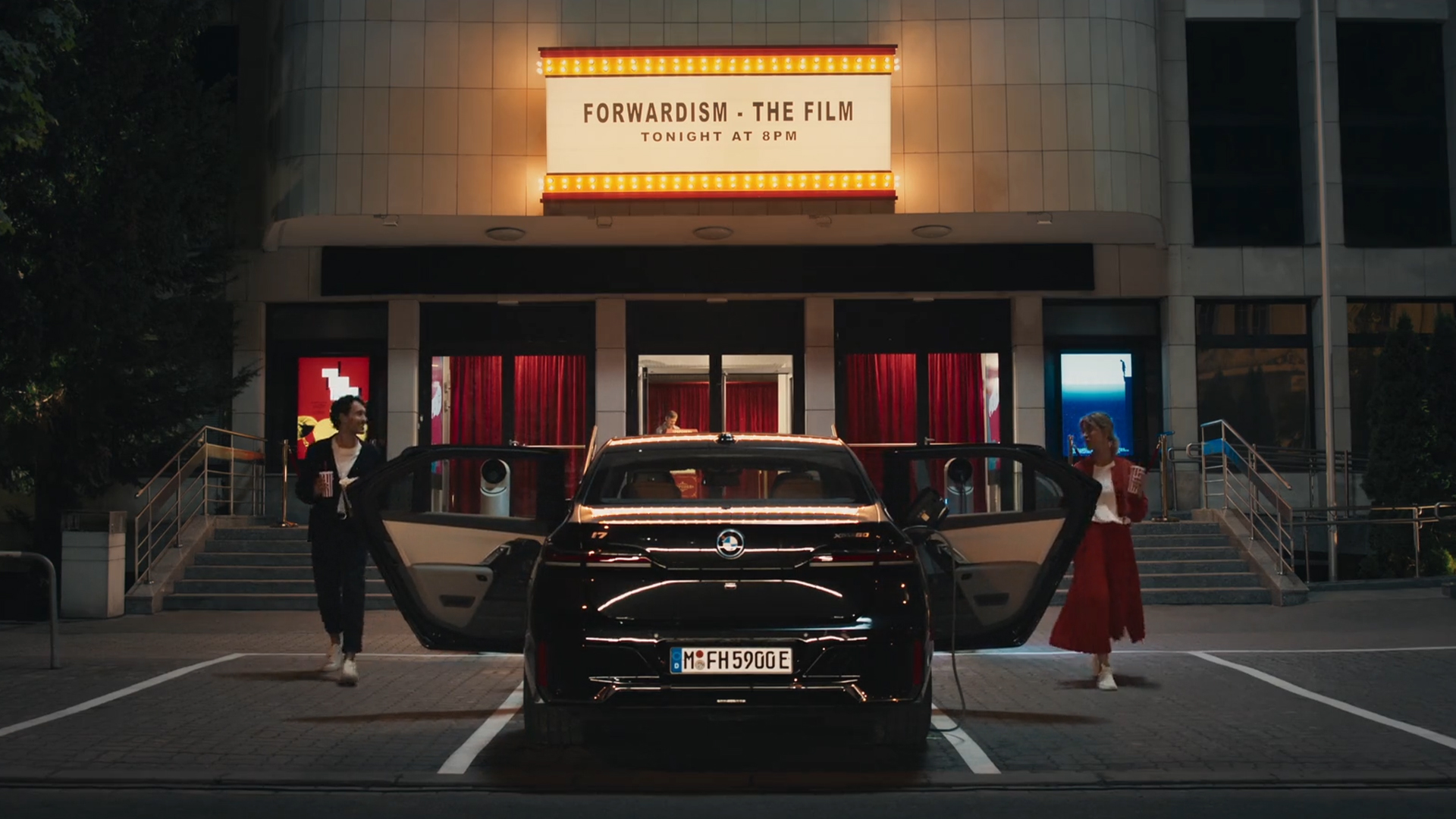 BMW iDrive Challenge Kino izkušnja BMW iDrive Challenge Kino izkušnja pogled od zadaj pred kinodvorano