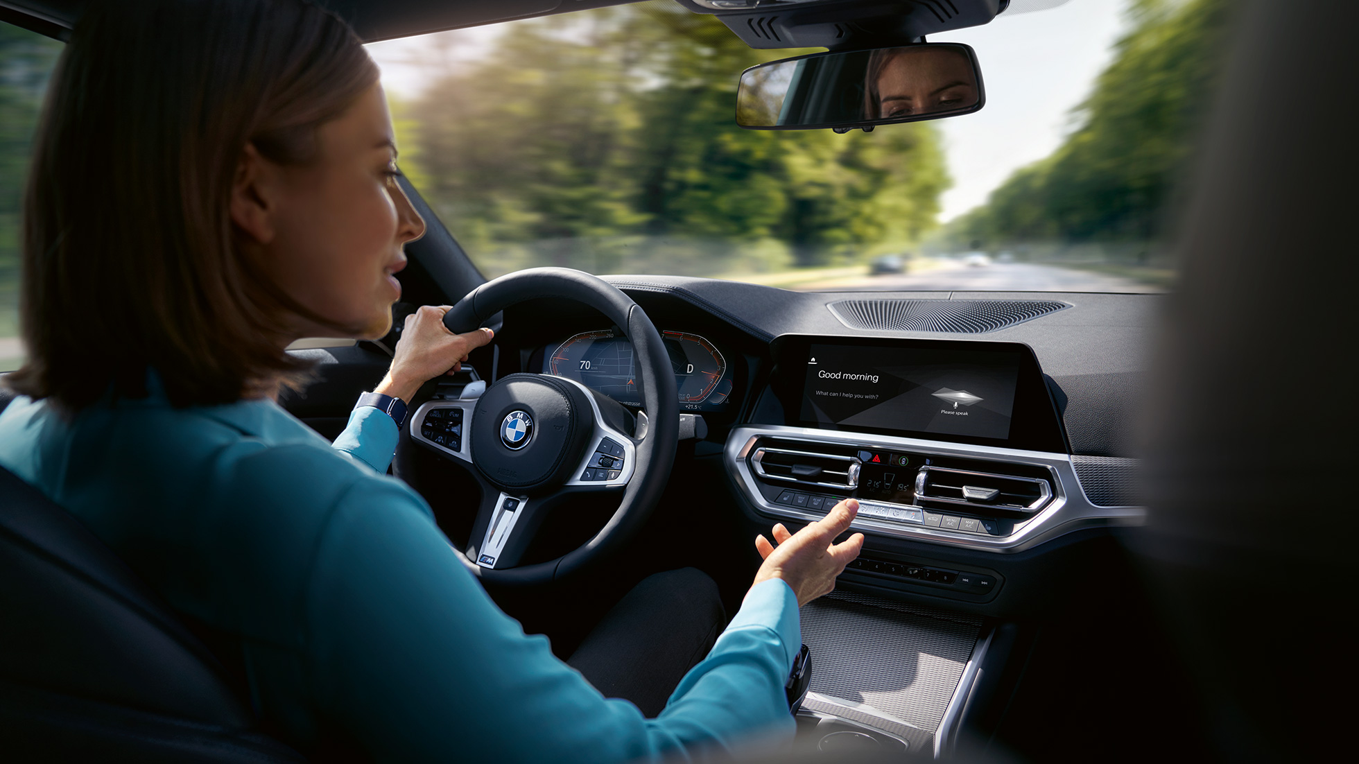 Ženska uporablja Intelligent Personal Assistant v svojem BMW Ženska uporablja Intelligent Personal Assistant iz BMW ConnectedDrive v svojem BMW