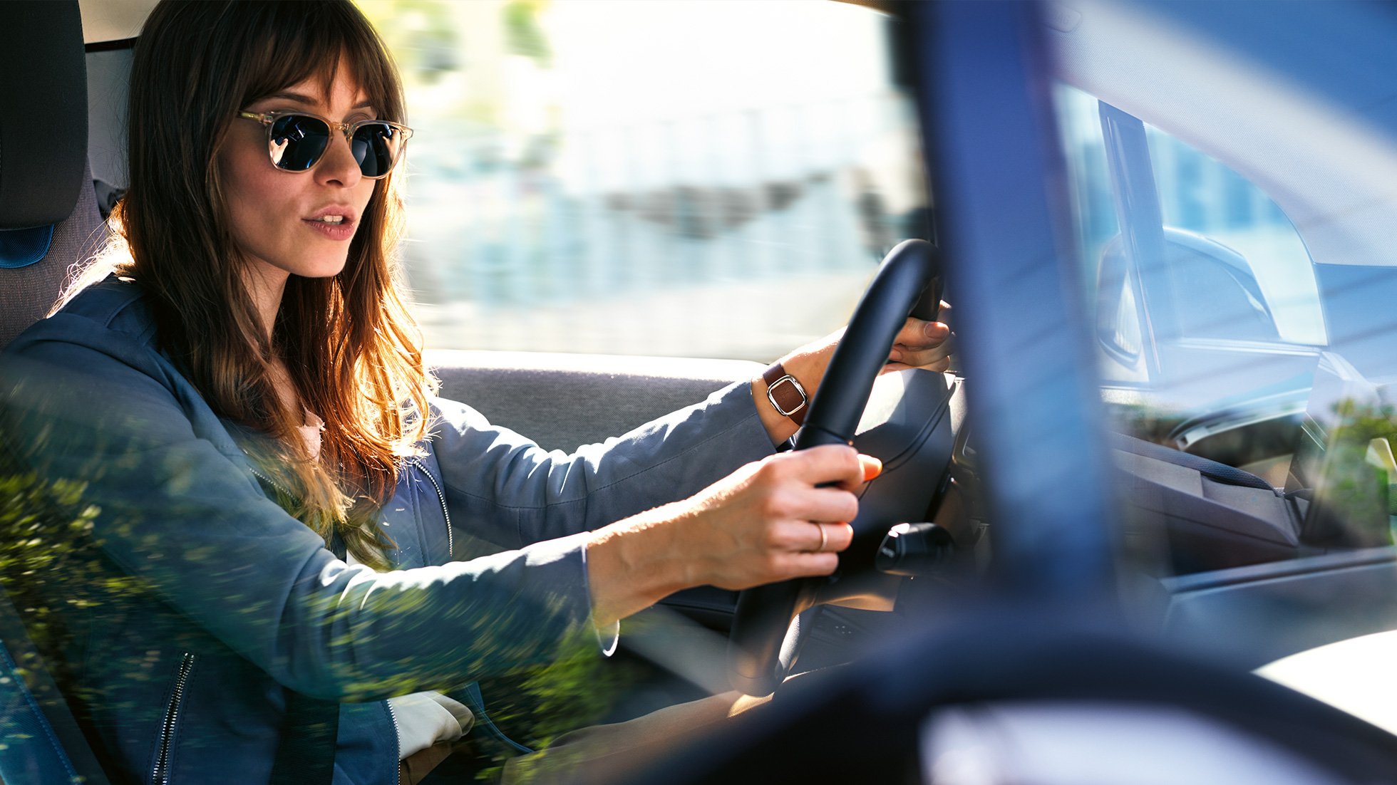 Ženska uporablja Amazon Alexa med vožnjo v svojem BMW Ženska uporablja Amazon Alexa med vožnjo v svojem BMW
