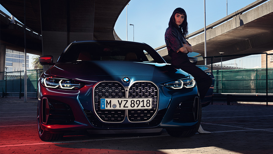 Ženska se naslanja na BMW serije 4 Coupé Remote Software Upgrade, ženska se naslanja na BMW serije 4 Coupé