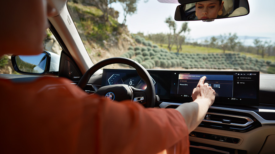 BMWiX (i20) Driver operates BMW Curved Display by touch Remote Software Upgrade, BMW iX (i20), voznik upravlja funkcije na ukrivljenem zaslonu BMW z dotikom