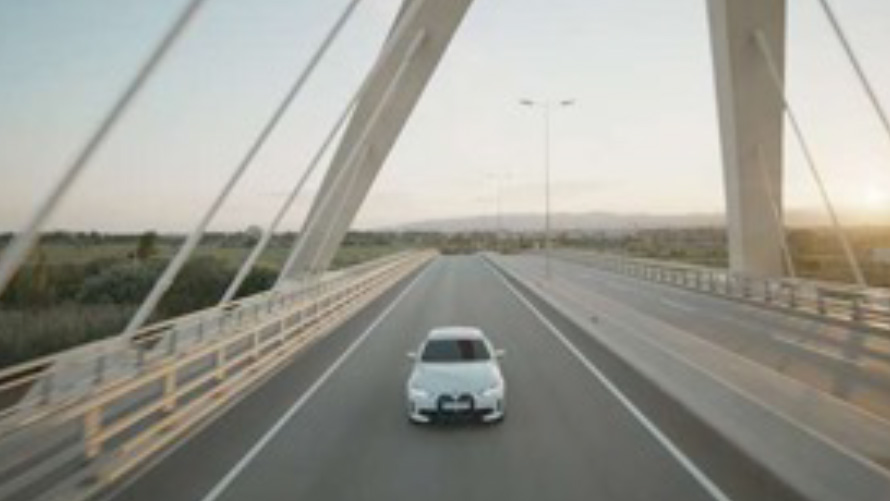 BMW IconicSounds Electric, BMW na mostu BMW IconicSounds Electric, BMW med vožnjo čez most