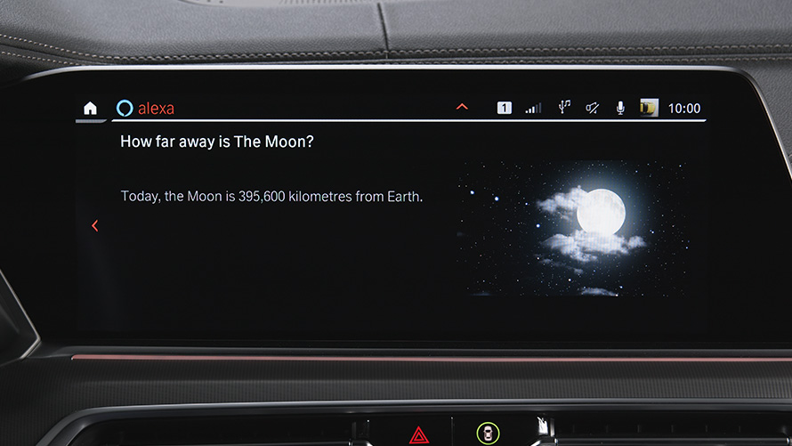 BMW Remote Software Upgrade, Amazon Alexa Car Integration BMW Remote Software Upgrade, Amazon Alexa Car Integration, pogled od blizu na navigacijski sistem