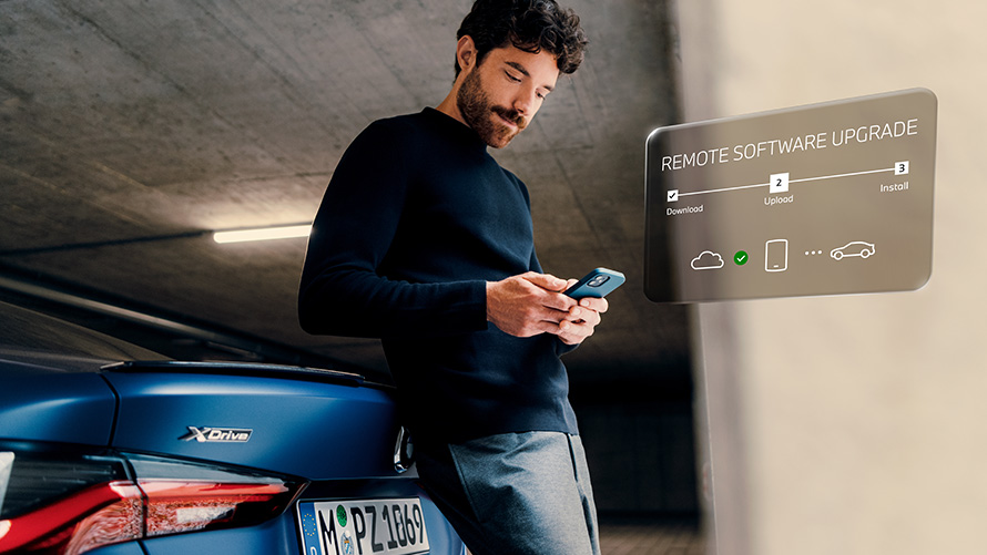 Remote Software Upgrade, BMW ConnectedDrive Upgrades BMW ConnectedDrive Upgrades, Remote Software Upgrade, moški s pametnim telefonom