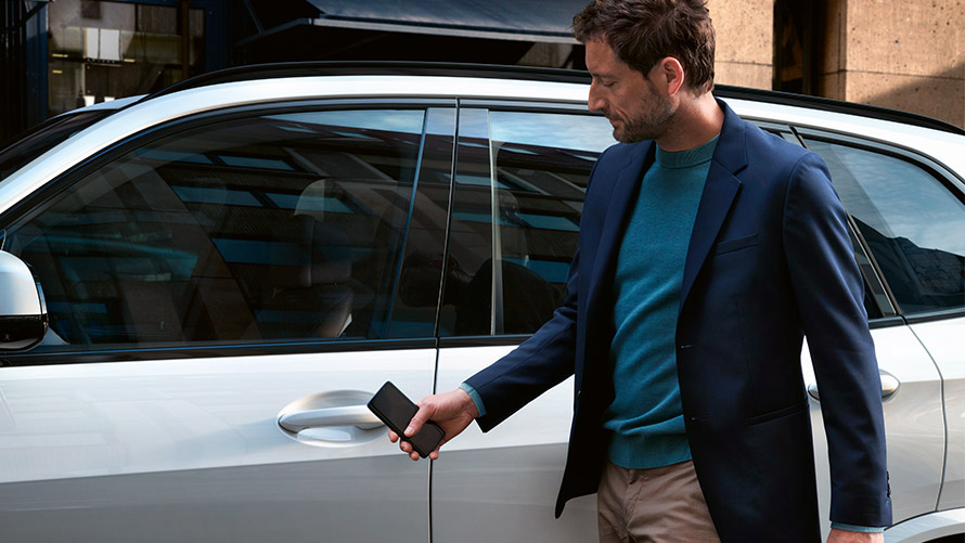 Digital Key Moški odpre BMW z Digital Key na pametnem telefonu