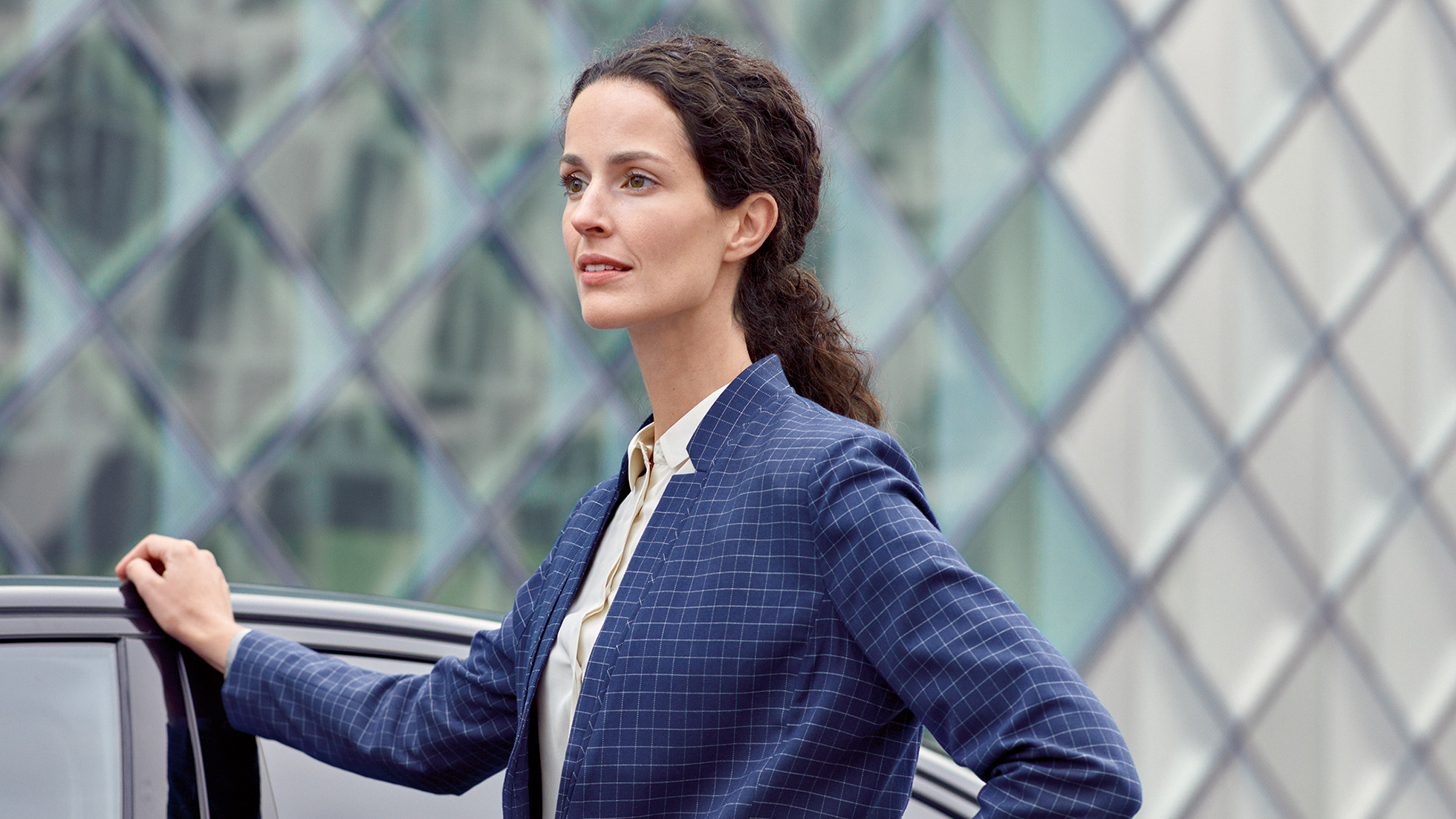 BMW ConnectedDrive: Ženska stoji pred vozilom BMW Poprodajne storitve podjetja BMW, BMW ConnectedDrive
