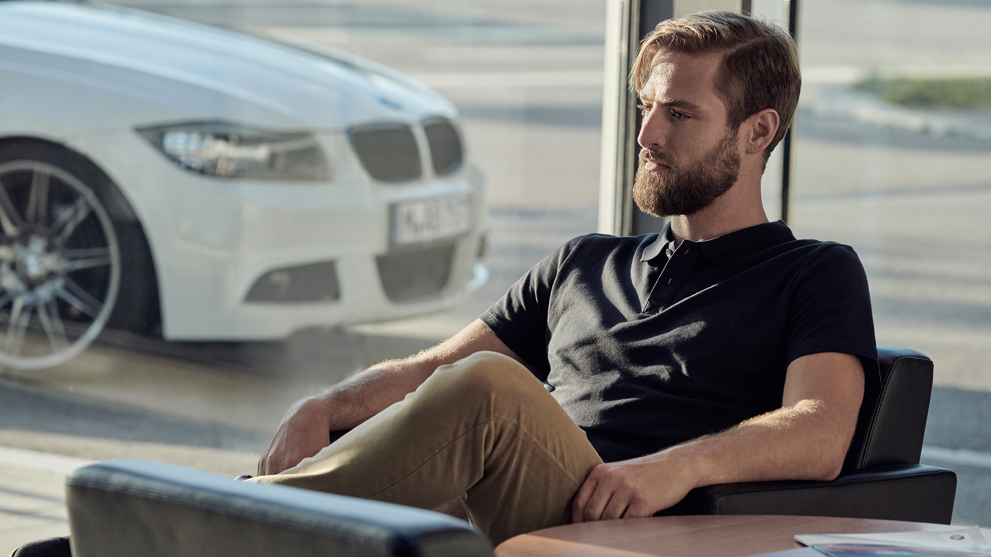 BMW Service, BMW Service Inclusive BMW Service, BMW Service Inclusive, moški sproščeno sedi pri servisnem partnerju BMW