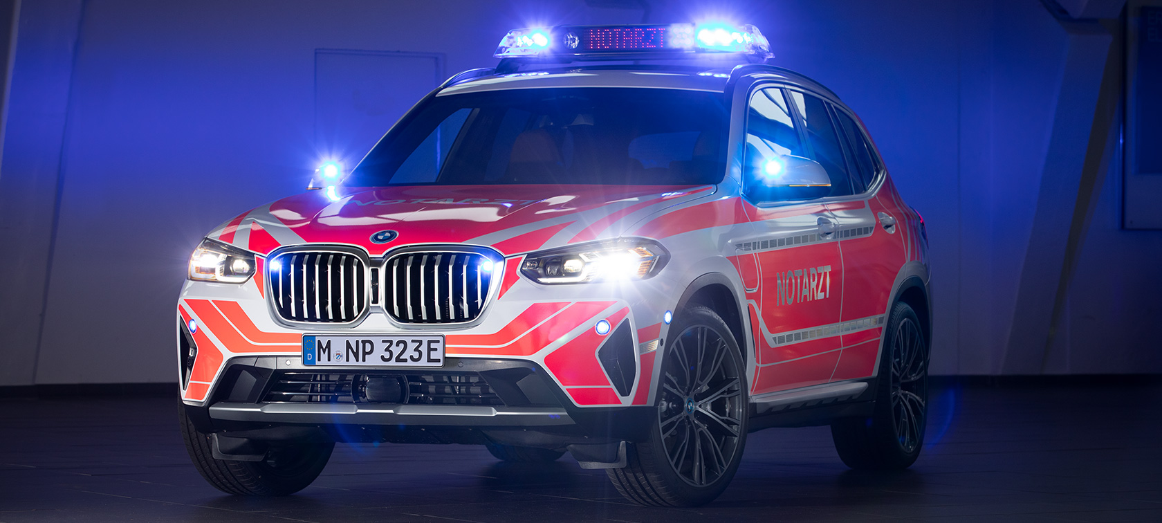 BMW X3, G01, LCI, sanitetno vozilo BMW X3, G01, LCI, sanitetno vozilo, enotretjinski pogled od spredaj med parkiranjem