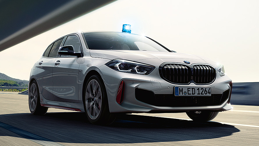 BMW serije 1, F40, modra luč, neoznačeno vozilo za javne službe BMW serije 1, F40, modra luč, neoznačeno vozilo za javne službe, enotretjinski pogled od spredaj med vožnjo
