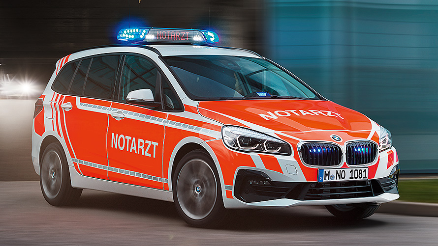 BMW serije 2 Gran Tourer, F48, LCI2, sanitetno vozilo BMW serije 2 Gran Tourer, F48, LCI2, sanitetno vozilo, enotretjinski pogled od spredaj med vožnjo po mestu